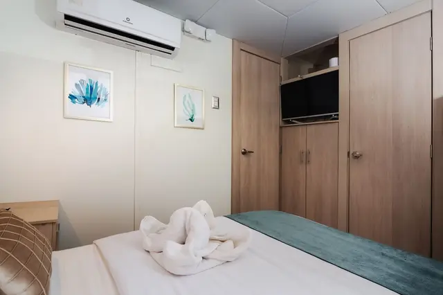 22ae1060-1ce3-4504-85ac-ddb673f6c09b-humboldt-explorer-lower-deck-cabin-queen-bed-configuration-1