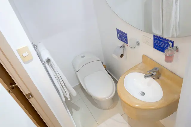 5c98f246-2254-4723-9950-14062112726c-humboldt-explorer-bathroom-1