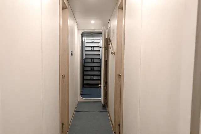 63179a59-438b-4385-85d4-c9d42672a1f0-humboldt-explorer-lower-deck-corridor-emergency-exit