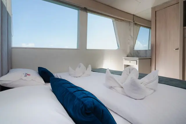 8f186437-7bba-478e-a7cc-e4664050fbe4-humboldt-explorer-main-deck-cabin-queen-bed-configuration-2