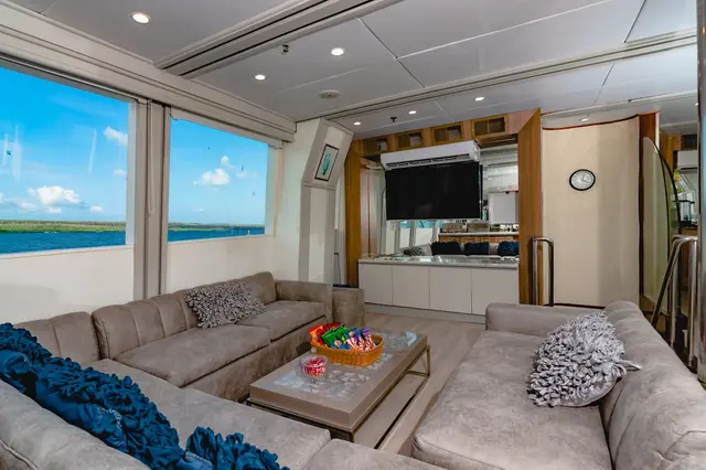 9960e9d7-009a-43e8-8e32-00c8a0ea70e4-humboldt-explorer-indoor-salon-2