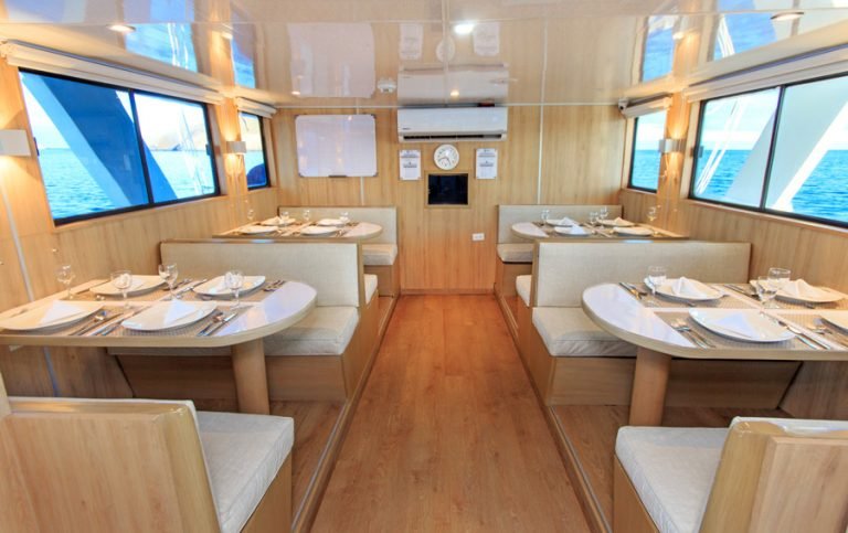 Aqua_maindeck_diningarea-768x483