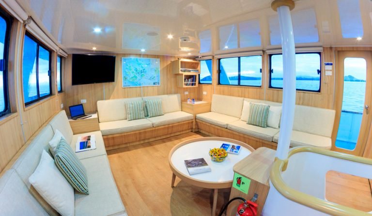 Aqua_maindeck_lounge2-768x445