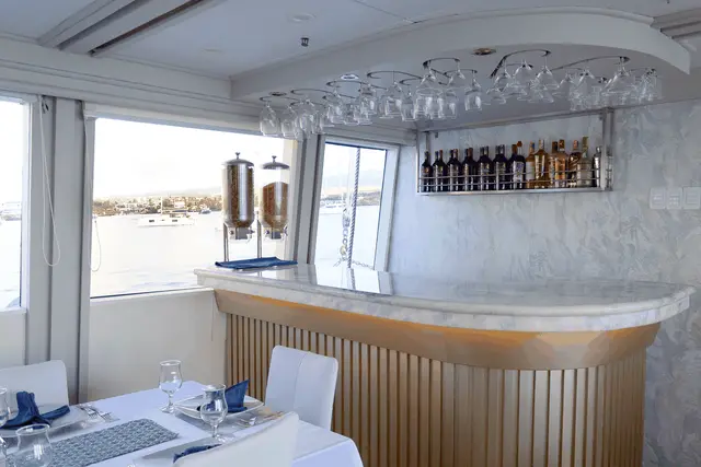 b94bb713-e930-46fe-bfc2-c7ac77081472-humboldt-explorer-indoor-bar-1