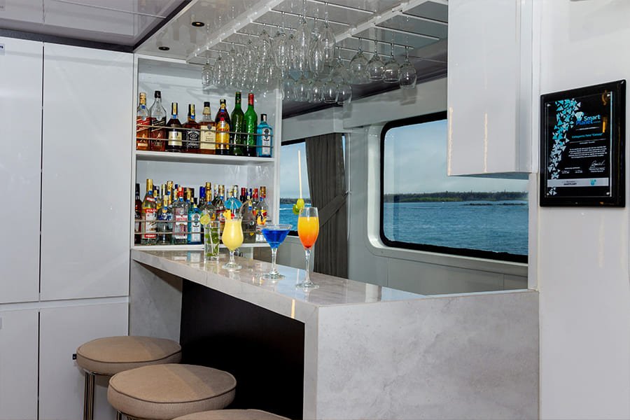 bar1-galaxy-yacht