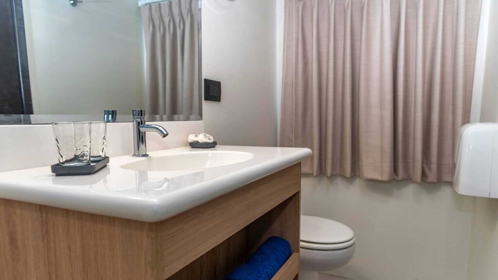 bathroom-4-bonita-yacht