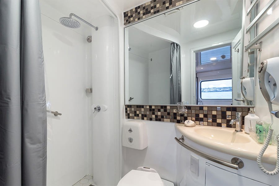 bathroom1-galaxy-yacht