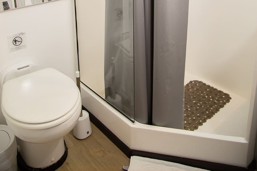 bathroom2-alya-catamaran