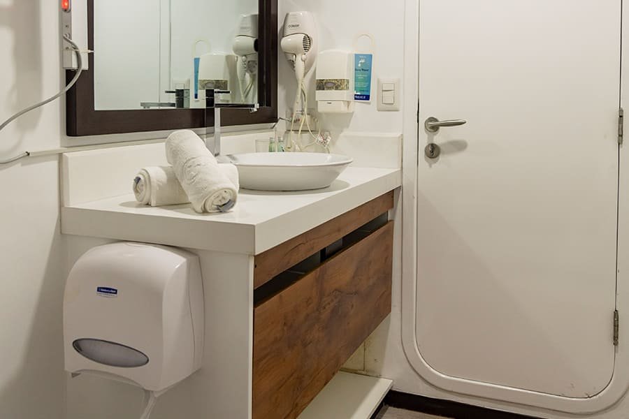 bathroom5-ecogalaxy-catamaran
