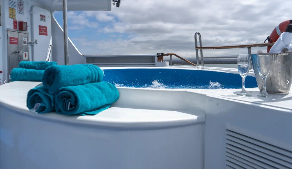 coral yachs jacuzzi