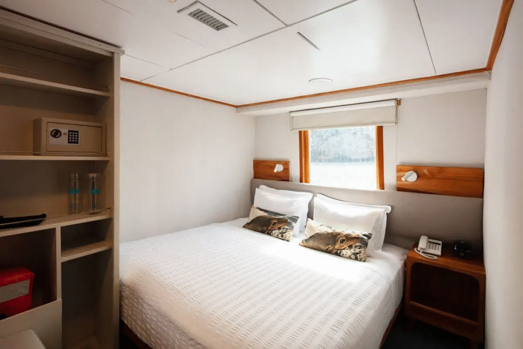 coral yachts Junior-Suits