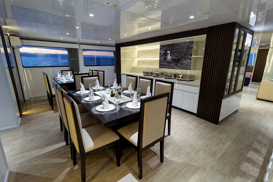 dinning-room3-galaxy-yacht