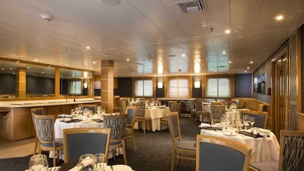 isabella-2-yacht-dining-area