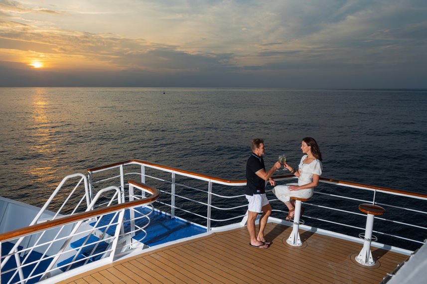la-pinta-yacht-sun-deck-couple-10