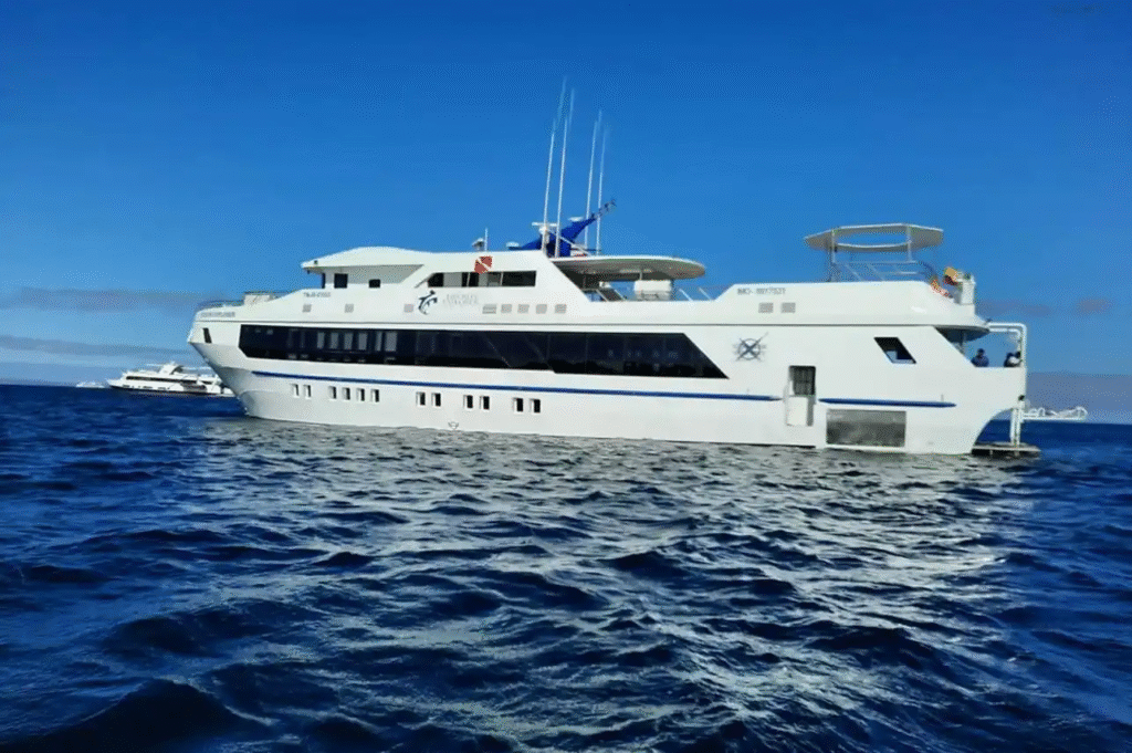 tiburon-explorer-at-sea-1