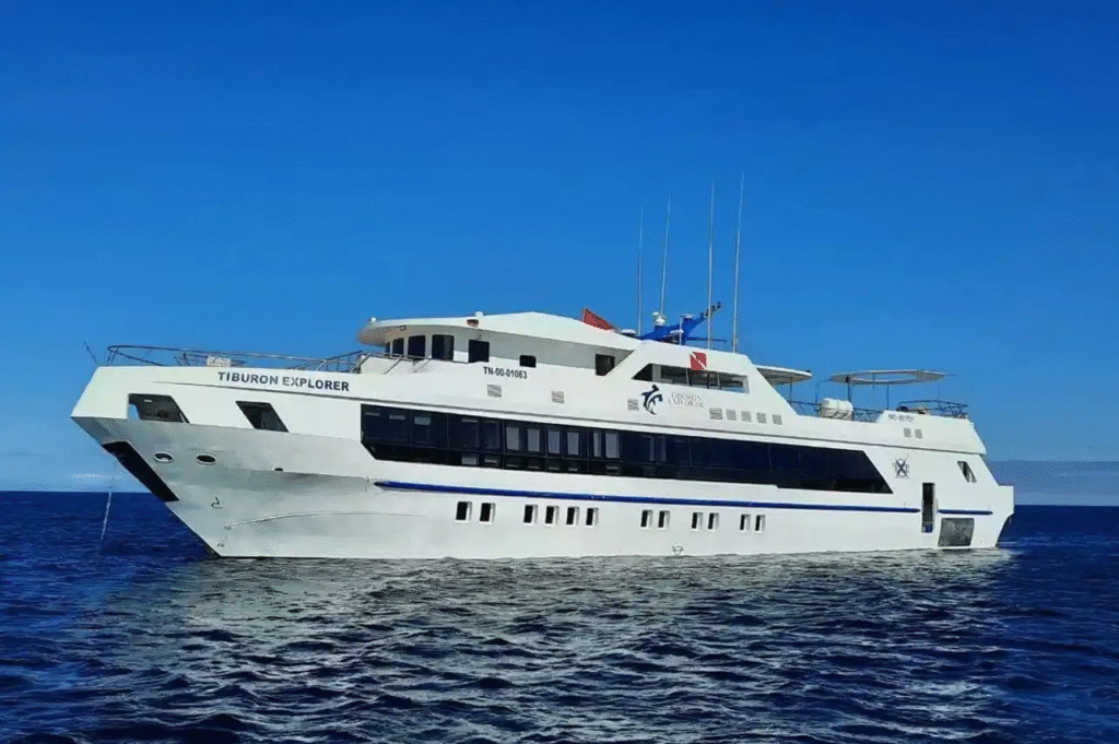tiburon-explorer-at-sea-3