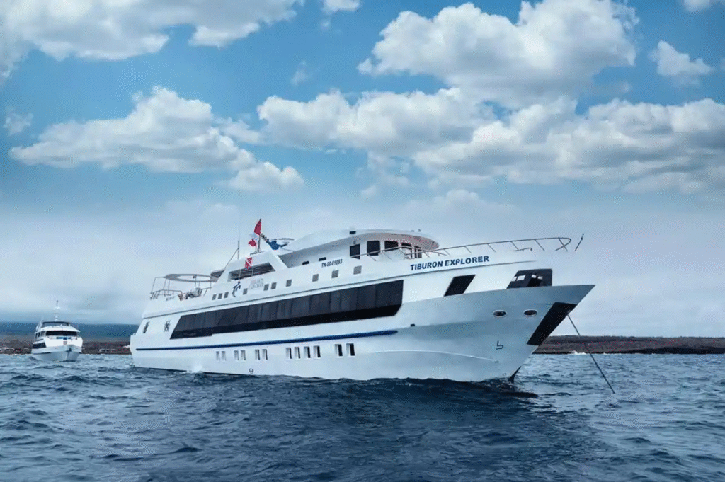 tiburon-explorer-at-sea-4
