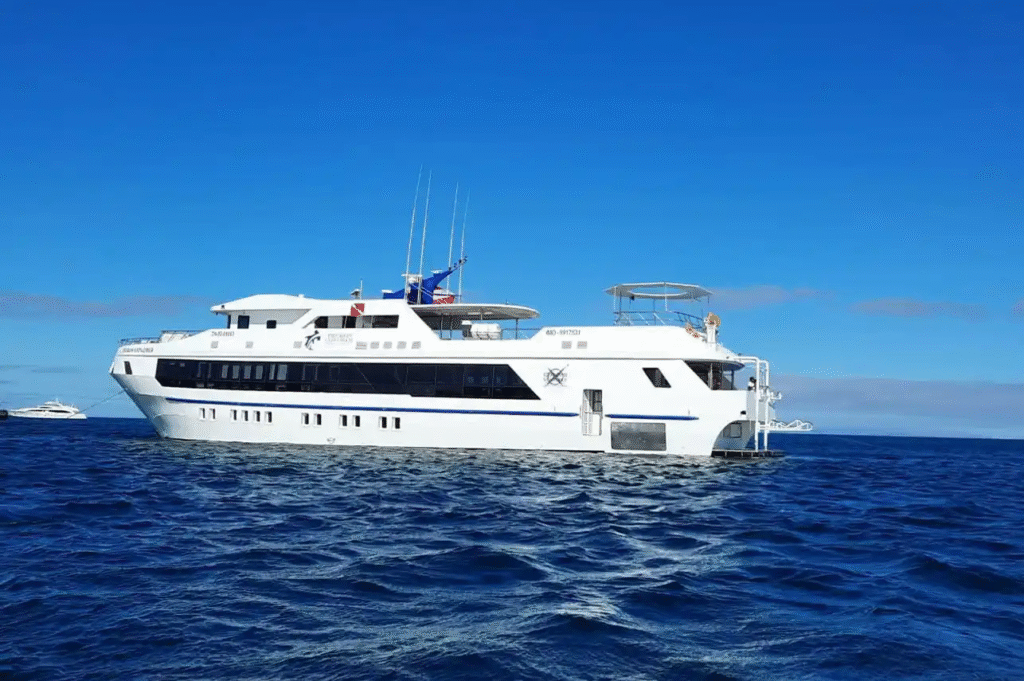 tiburon-explorer-at-sea-5