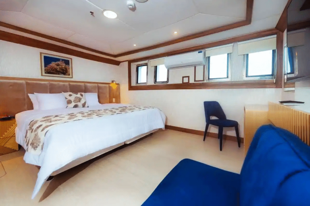 tiburon-explorer-lower-deck-cabin - double-bed-1