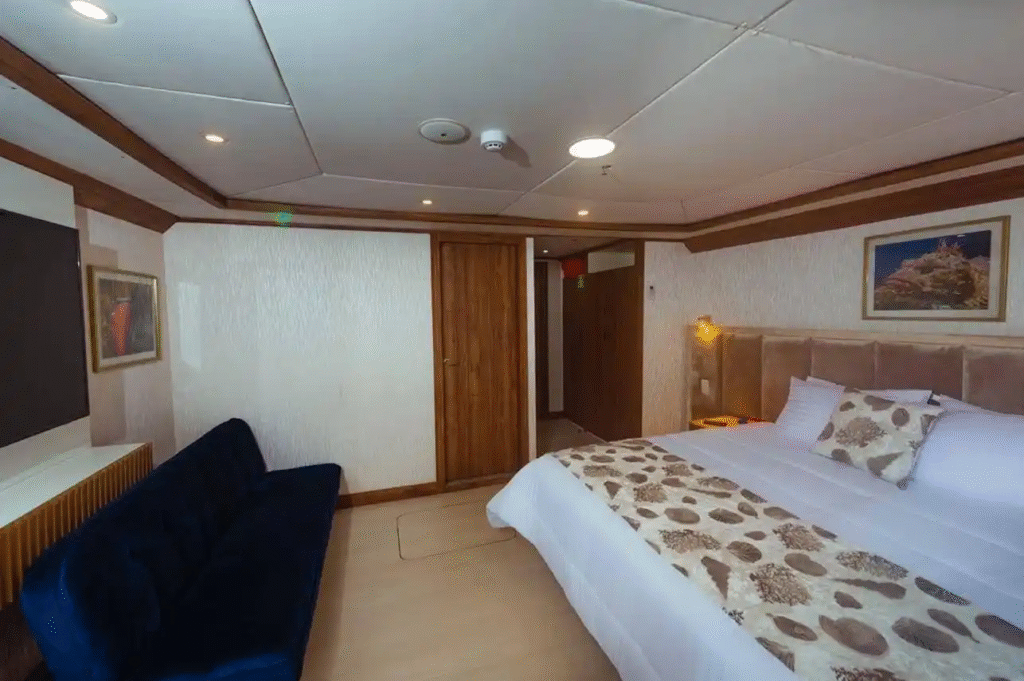 tiburon-explorer-lower-deck-cabin - double-bed-3-1-
