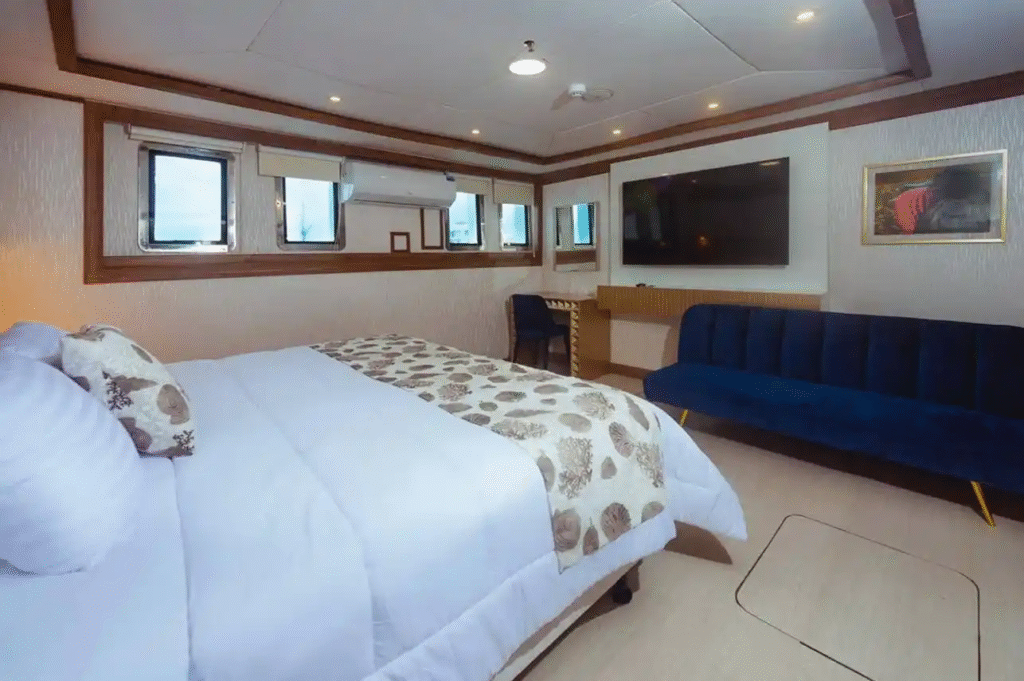 tiburon-explorer-lower-deck-cabin - double-bed-4