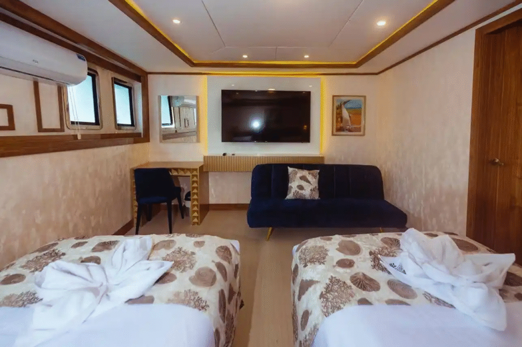 tiburon-explorer-lower-deck-cabin - twin-beds-2