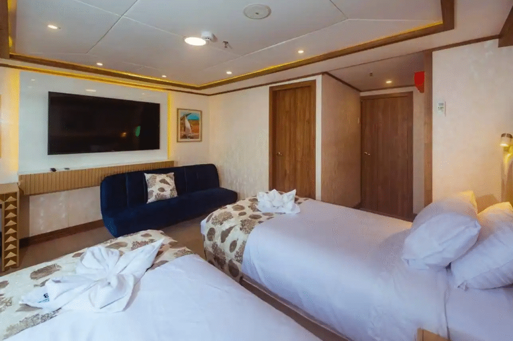 tiburon-explorer-lower-deck-cabin - twin-beds-3