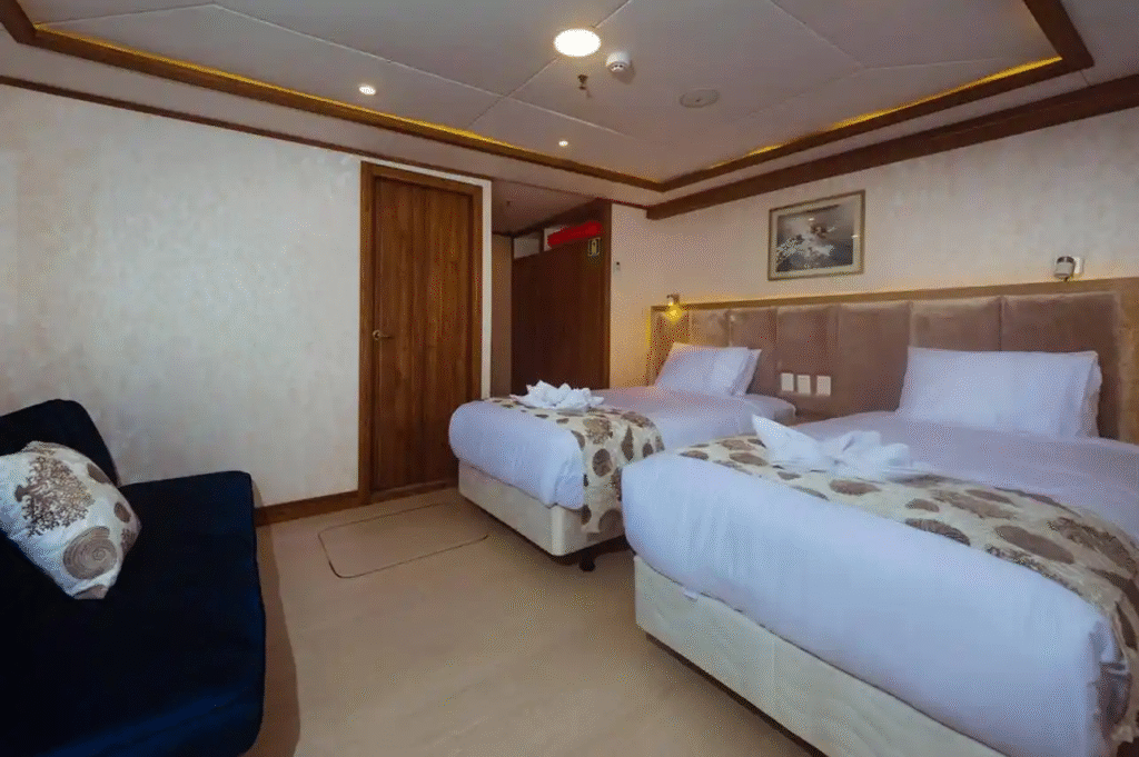 tiburon-explorer-lower-deck-cabin - twin-beds-4-1-