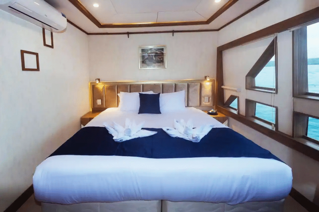 tiburon-explorer-main-deck-cabin - double-bed-1