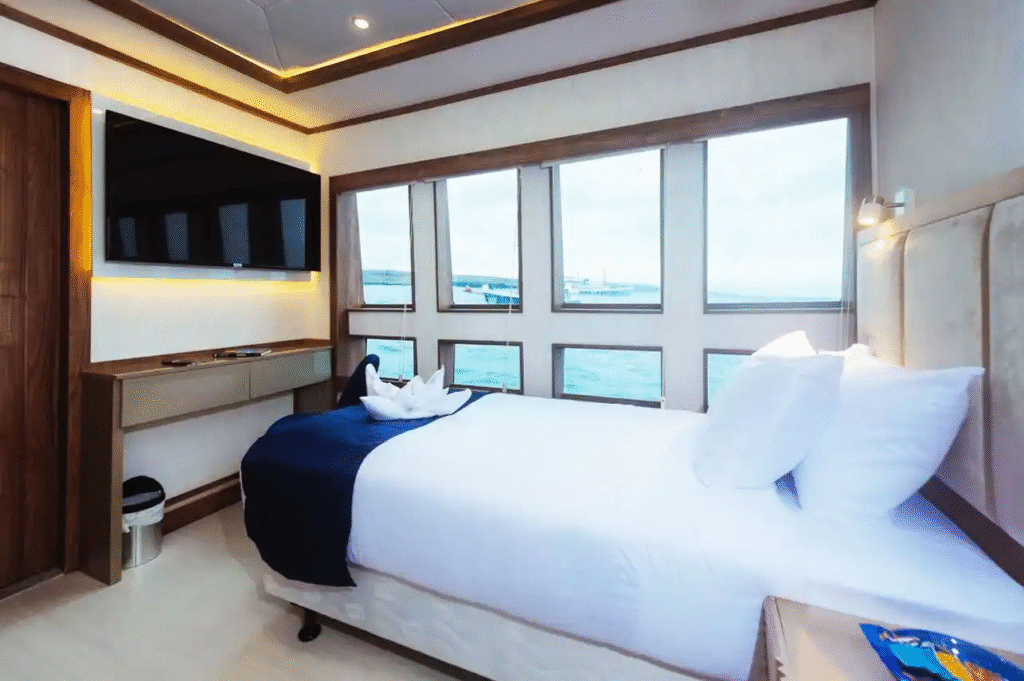tiburon-explorer-main-deck-cabin - double-bed-6