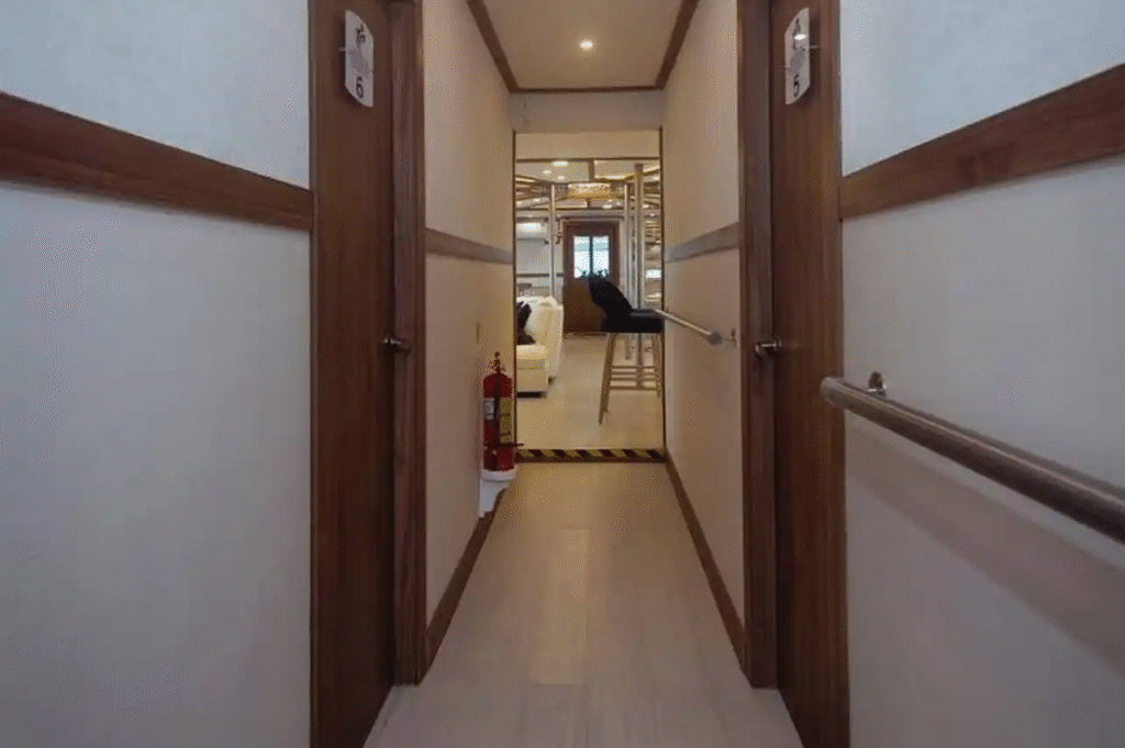 tiburon-explorer-main-deck-corridor