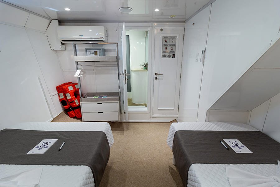 twin-cabin2-galaxy-yacht
