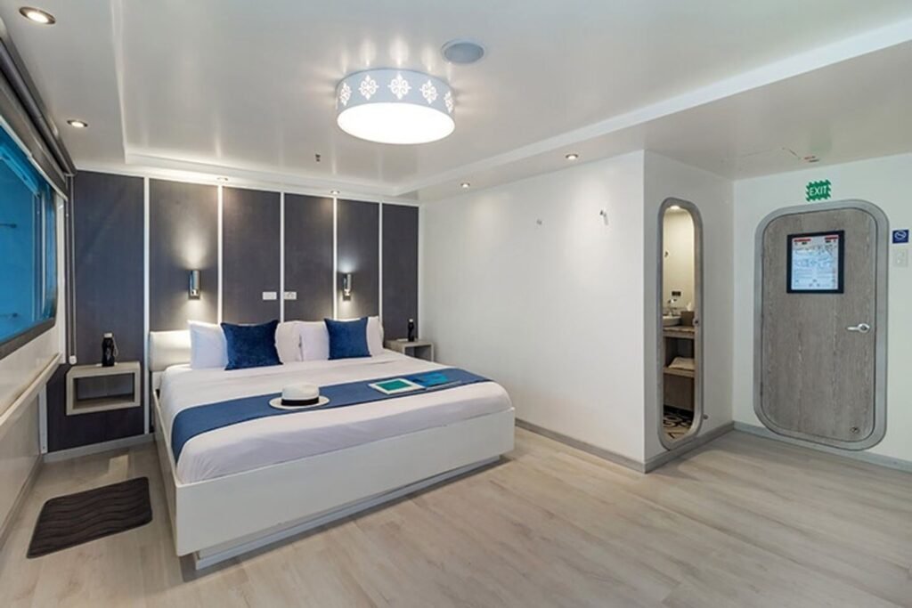 upper-deck-cabin-4-horizon