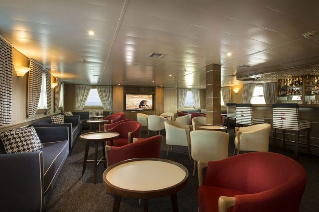 yacht-isabela-ii-bar-lounge-1